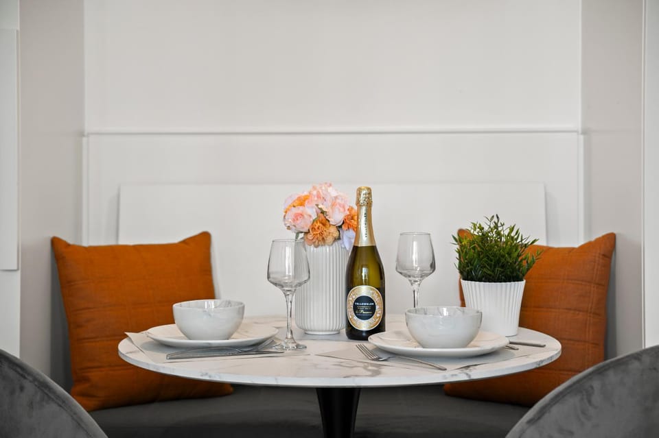 Food close-up, Living room, Food and drinks, Seating area, Dining area, Food, Meals, Lunch, Dinner, Drinks, internet, air conditioner, air conditioner
