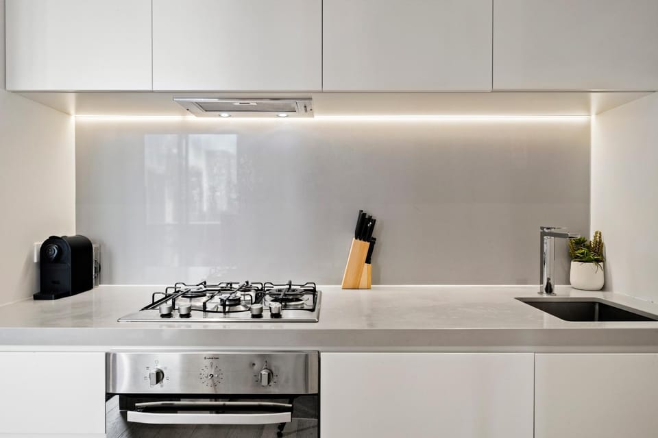 Coffee/tea facilities, Kitchen or kitchenette, Photo of the whole room, Decorative detail, internet, oven, stove, stove