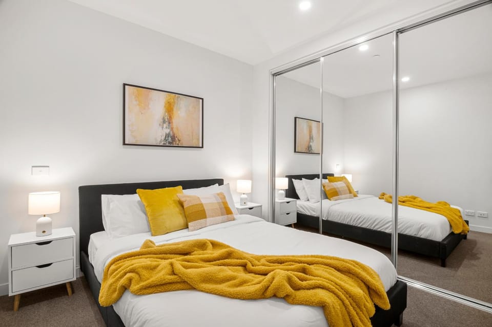 Bed, Night, Photo of the whole room, Decorative detail, Bedroom, Guests, young children, older children, Family, furniture, towels, wardrobe