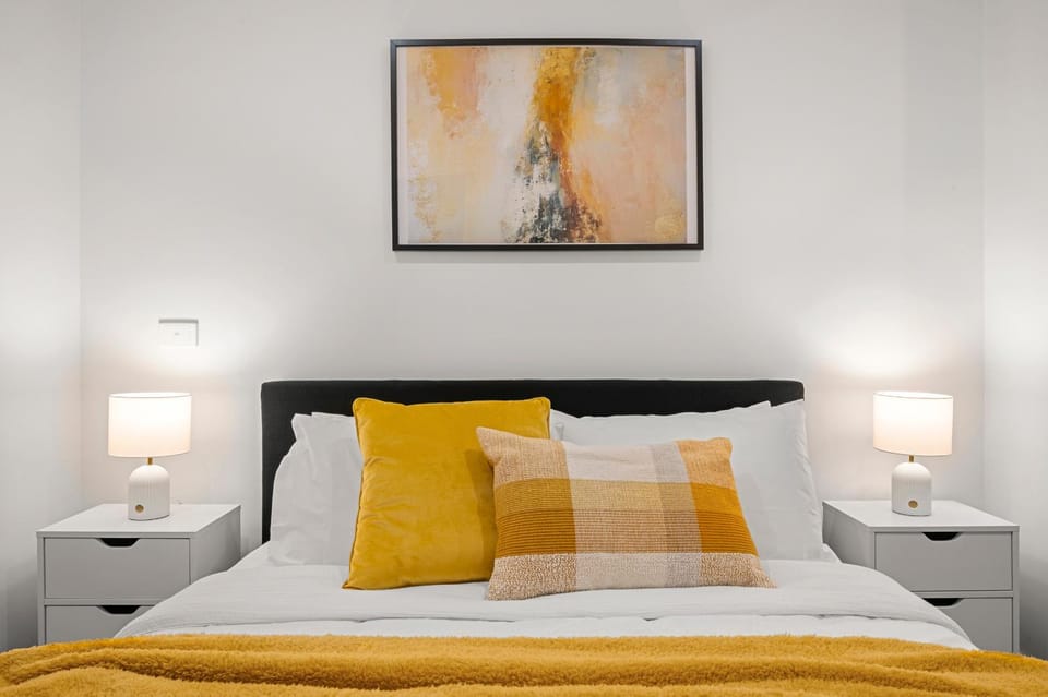 Bed, People, Photo of the whole room, Decorative detail, Bedroom, Guests, children, young children, older children, Family, internet, soundproof, storage, wardrobe