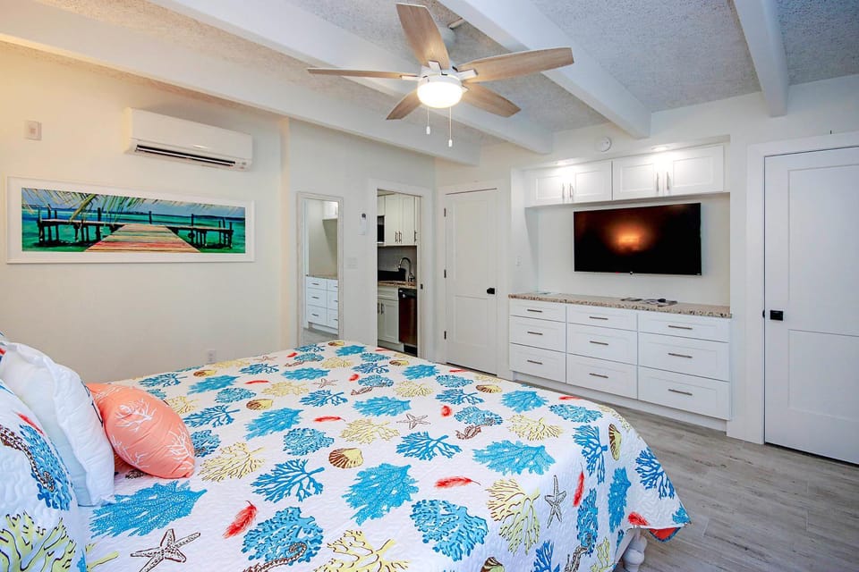 Bed, TV and multimedia, Bedroom, air conditioner