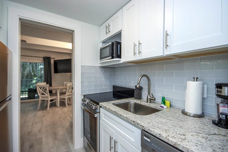Kitchen or kitchenette, dishwasher, oven