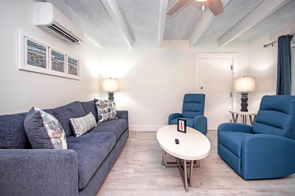 Living room, Seating area, air conditioner