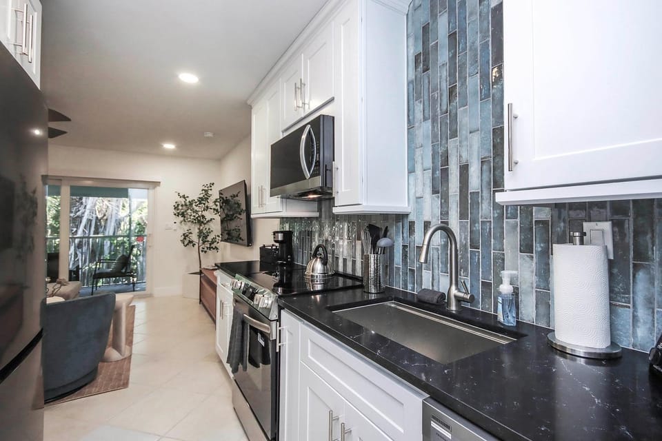 Kitchen or kitchenette, dishwasher, oven