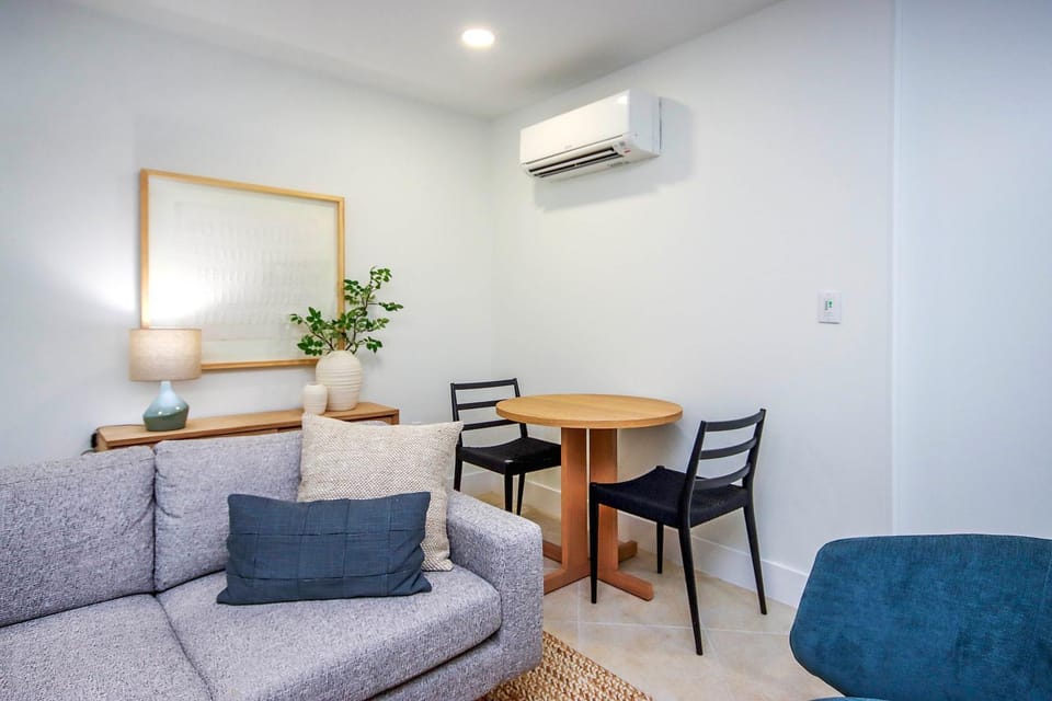 Seating area, Dining area, air conditioner