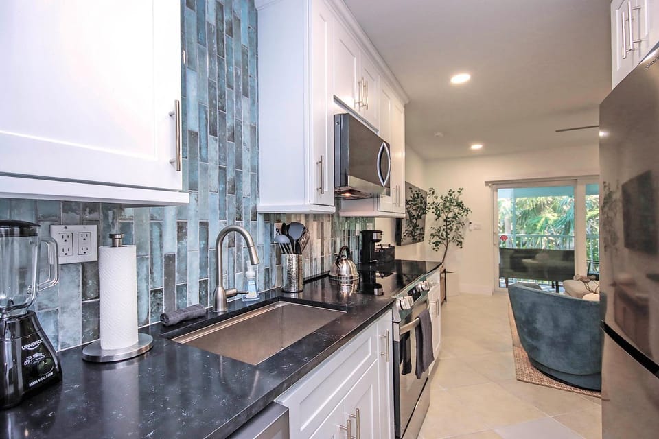 Kitchen or kitchenette, dishwasher, oven