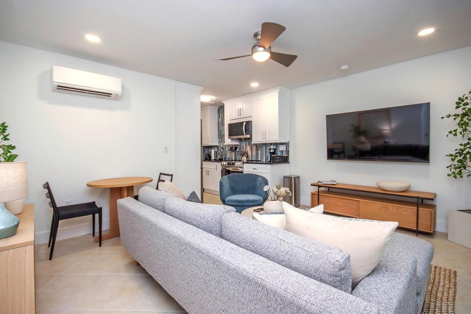TV and multimedia, Living room, Seating area, Dining area, Evening entertainment, air conditioner
