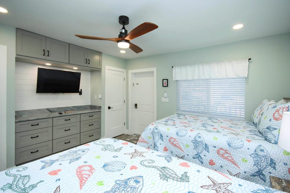 Bed, TV and multimedia, Bedroom, wardrobe