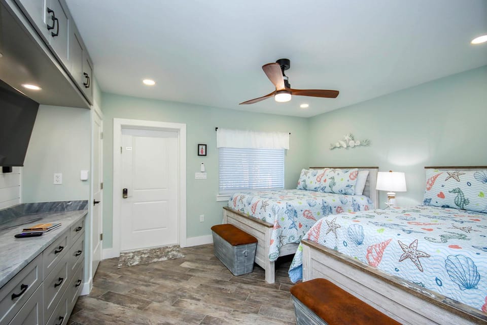 Bed, TV and multimedia, Bedroom