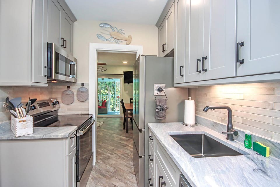 Kitchen or kitchenette, dishwasher, oven