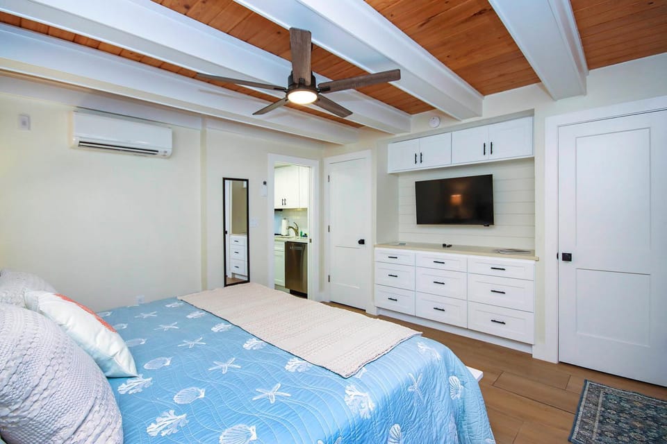 Bed, TV and multimedia, Bedroom, wardrobe, air conditioner