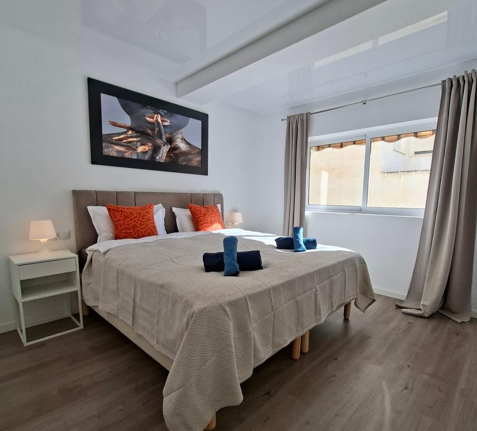 Bed, Bedroom, towels