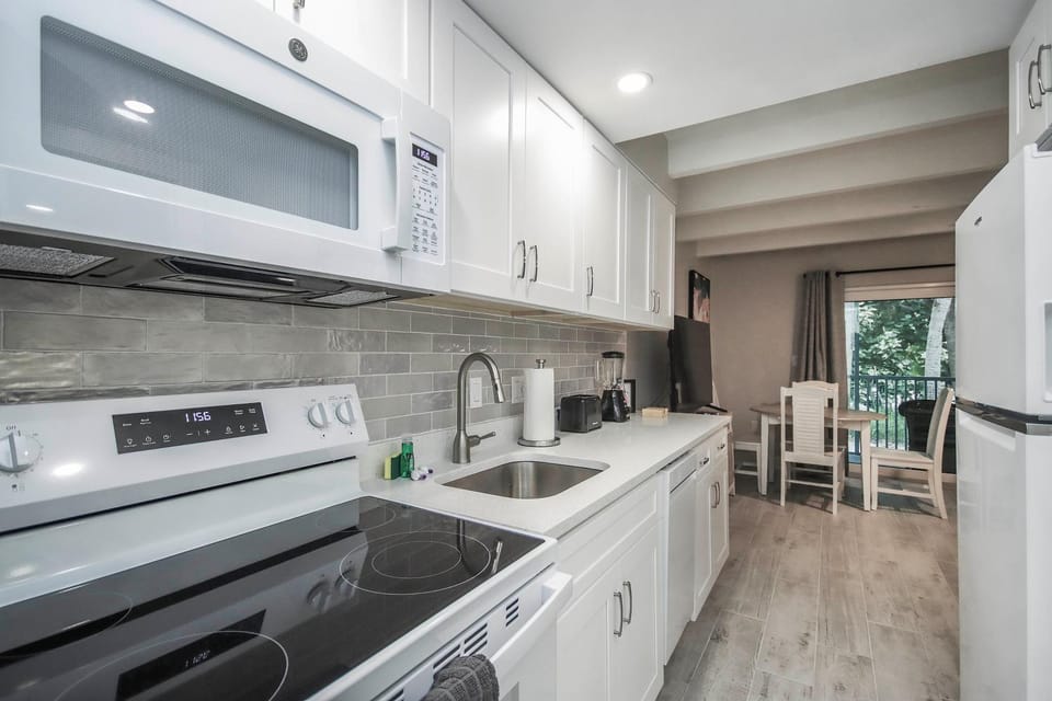 Kitchen or kitchenette, dishwasher, oven