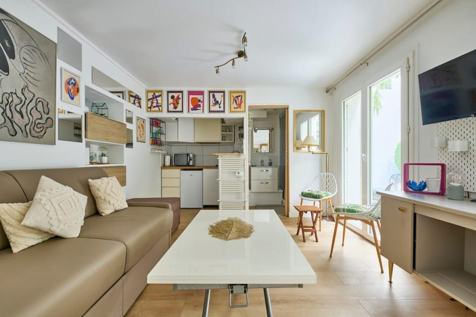 Abbesses 18th Bright Studio with Private Courtyard by Mey Agency Apartment in Paris