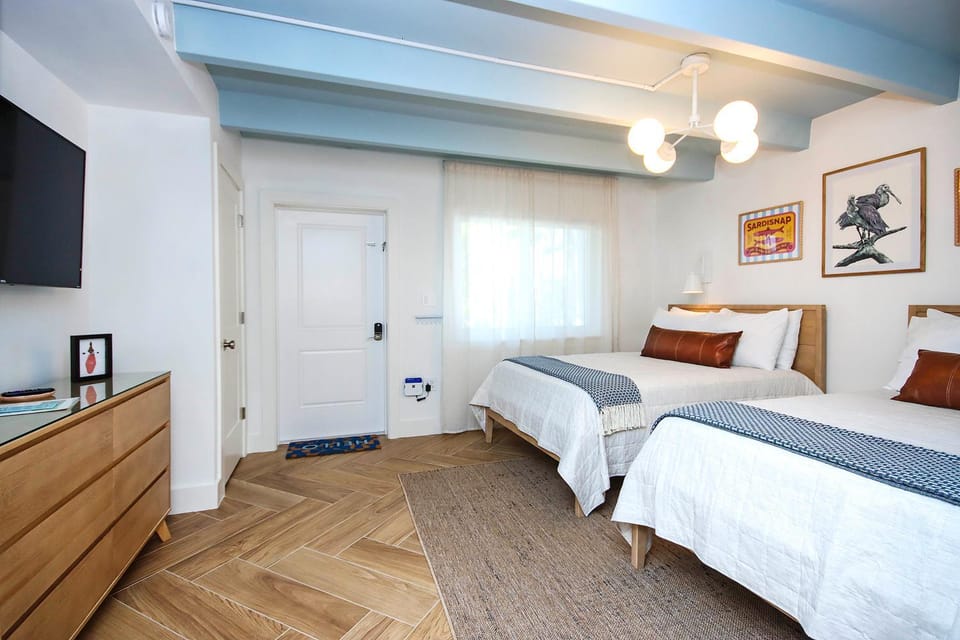 Bed, TV and multimedia, Bedroom, wardrobe