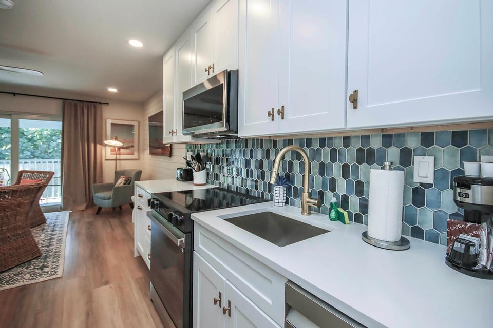 Coffee/tea facilities, Kitchen or kitchenette, dishwasher, oven