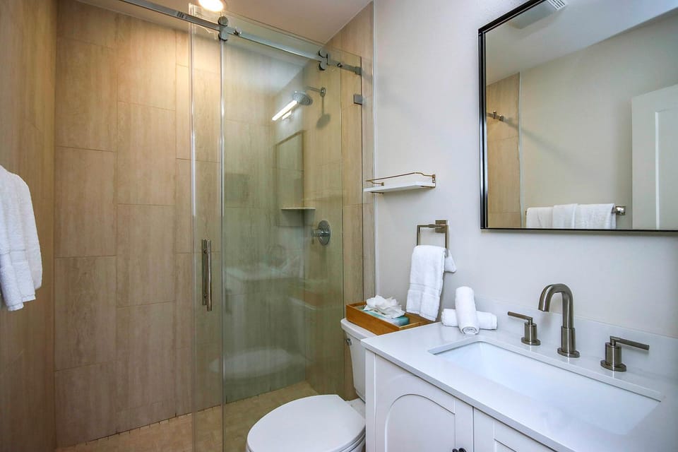 Shower, Toilet, Bathroom, towels