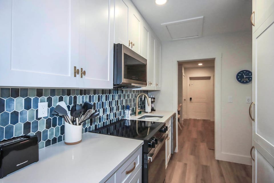 Kitchen or kitchenette, dishwasher, oven