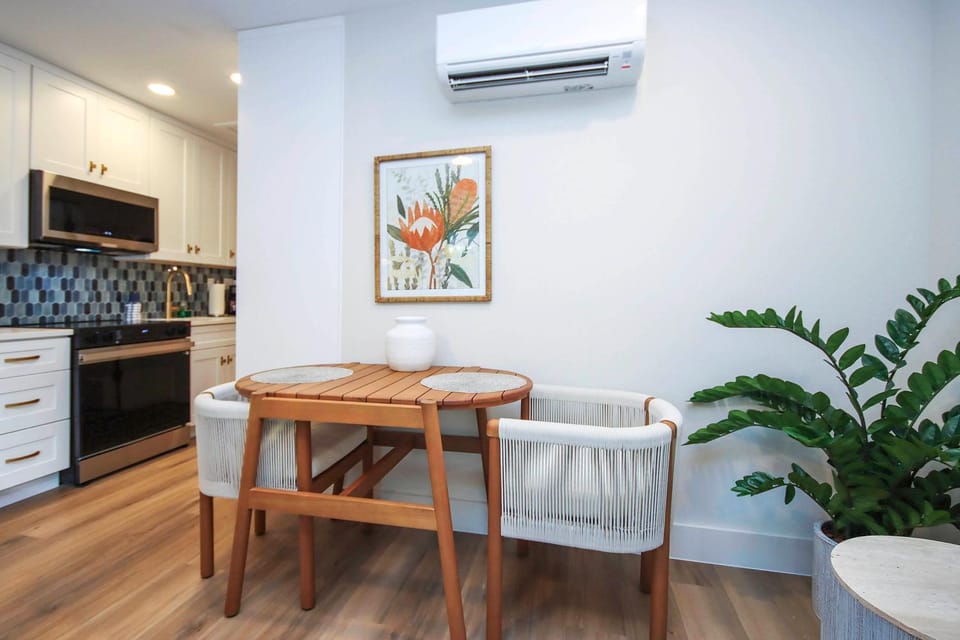 Kitchen or kitchenette, Decorative detail, Dining area, air conditioner