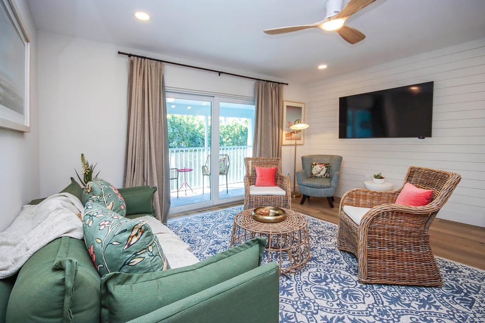 TV and multimedia, Living room, Seating area, Evening entertainment