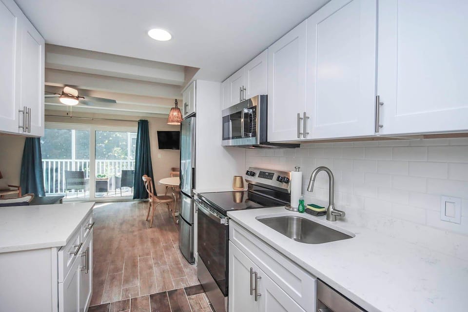 Kitchen or kitchenette, dishwasher, oven