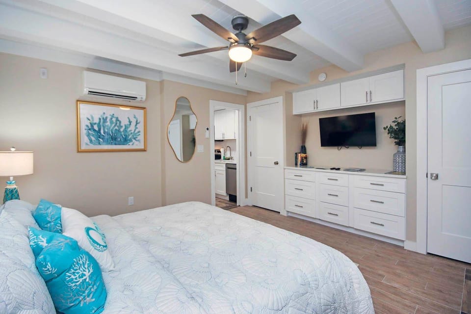 Bed, TV and multimedia, Photo of the whole room, Bedroom, wardrobe