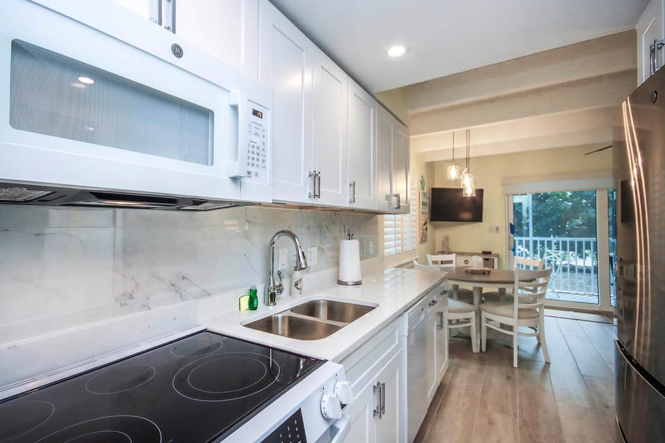 Kitchen or kitchenette, dishwasher, oven