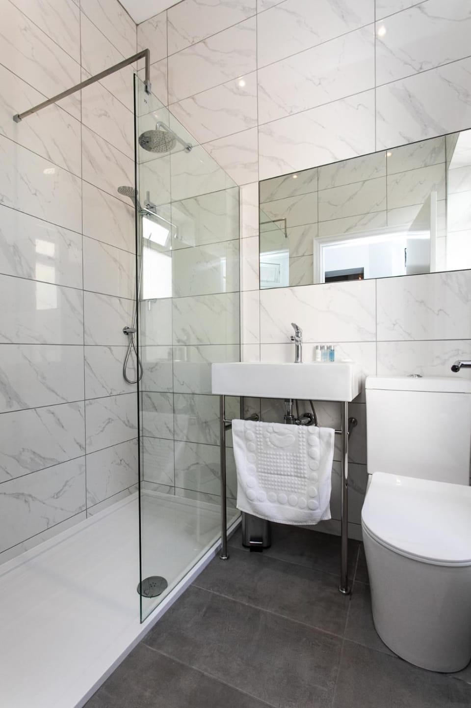 StayCoastal Linden Hotel King Deluxe Suite 2 Apartment hotel in Whitley Bay