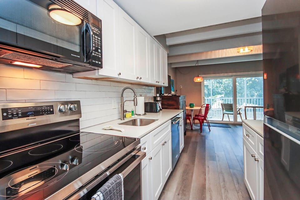Kitchen or kitchenette, dishwasher, stove
