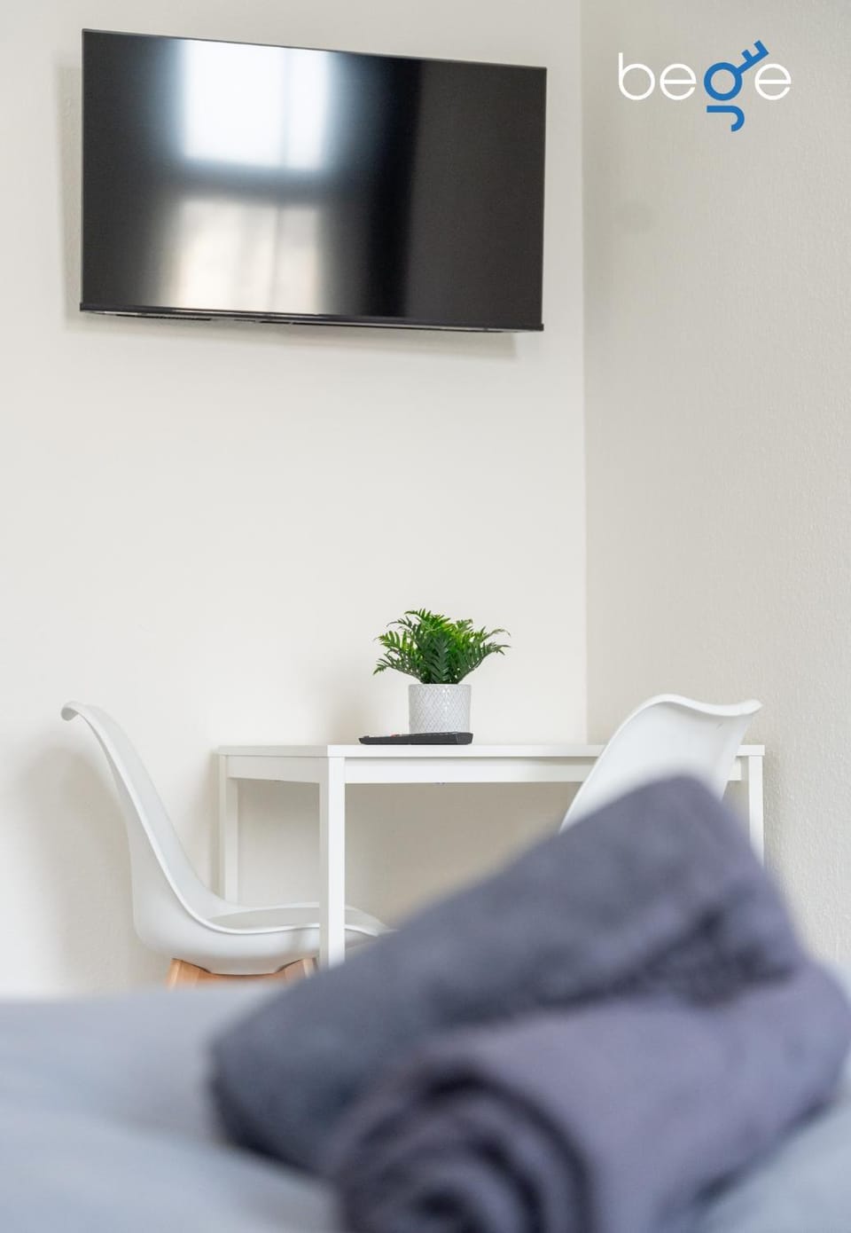 Bed, TV and multimedia, Photo of the whole room, Bedroom, towels