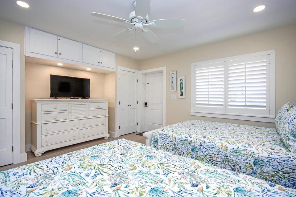 Bed, TV and multimedia, Photo of the whole room, Bedroom, fireplace