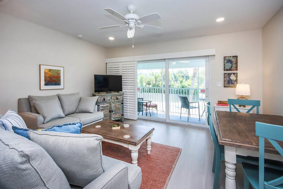 TV and multimedia, Living room, Seating area, Dining area, Evening entertainment