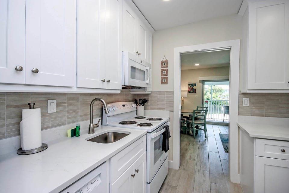 Kitchen or kitchenette, dishwasher, oven