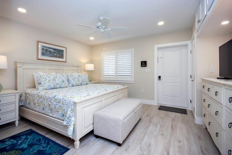 Bed, TV and multimedia, Bedroom, wardrobe