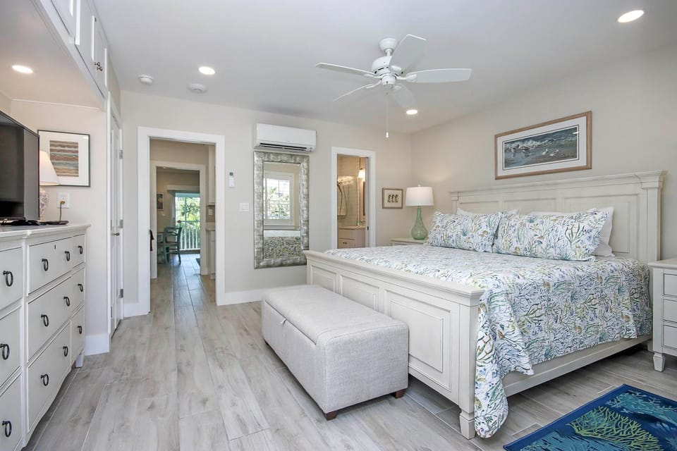 Bed, TV and multimedia, Photo of the whole room, Bedroom, wardrobe