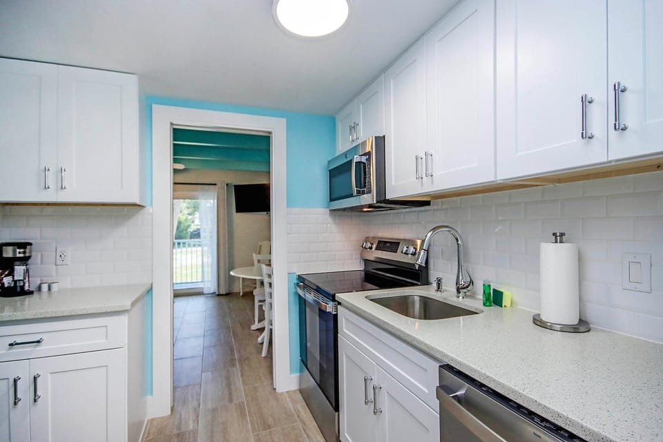 Kitchen or kitchenette, dishwasher, oven