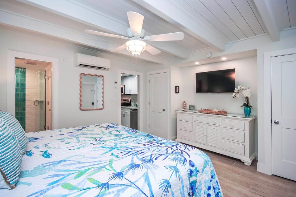Bed, TV and multimedia, Photo of the whole room, Bedroom, wardrobe