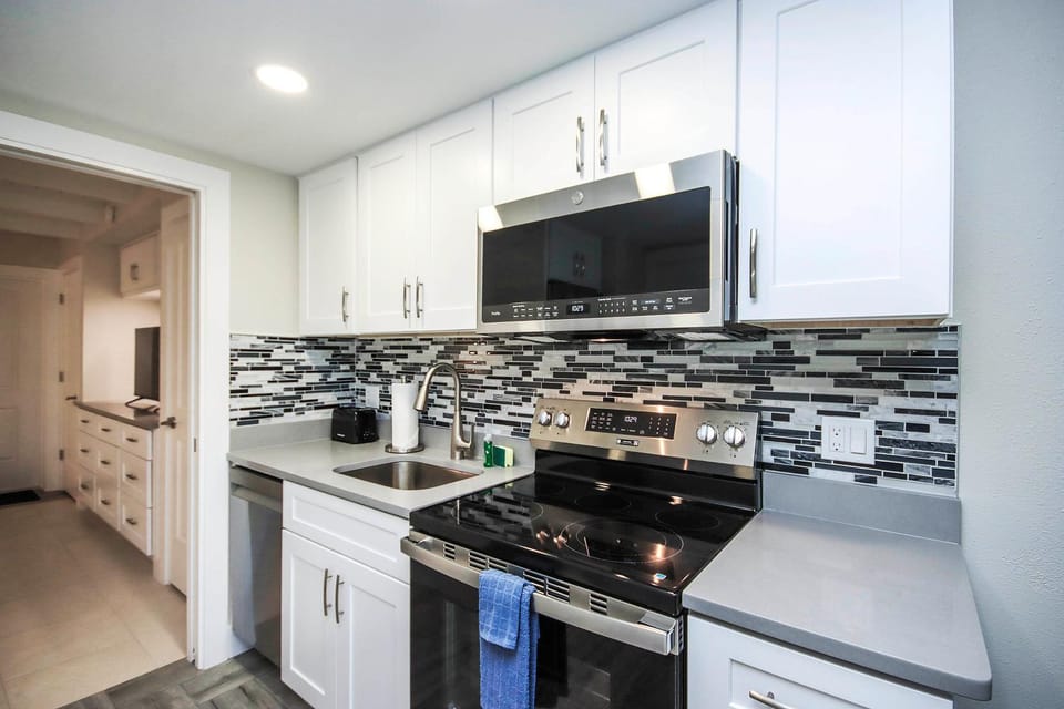 Kitchen or kitchenette, dishwasher, oven