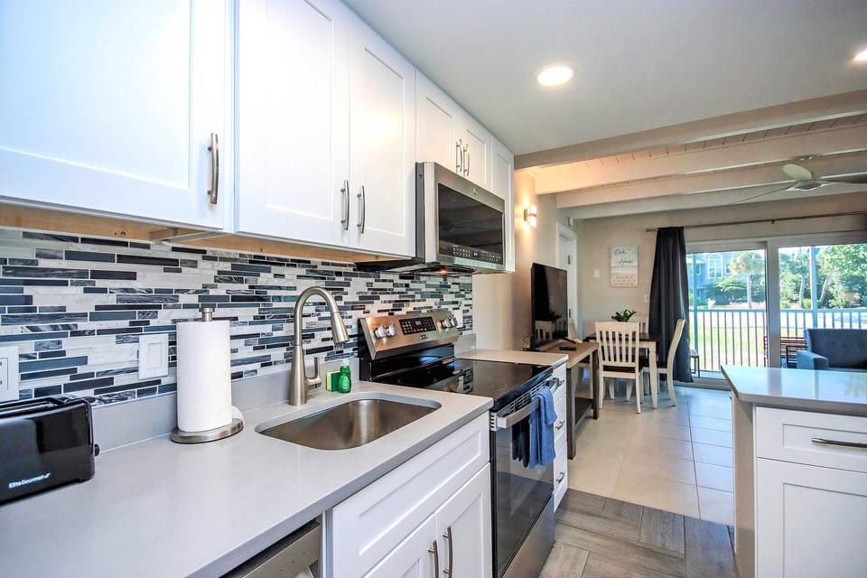 Kitchen or kitchenette, dishwasher, oven