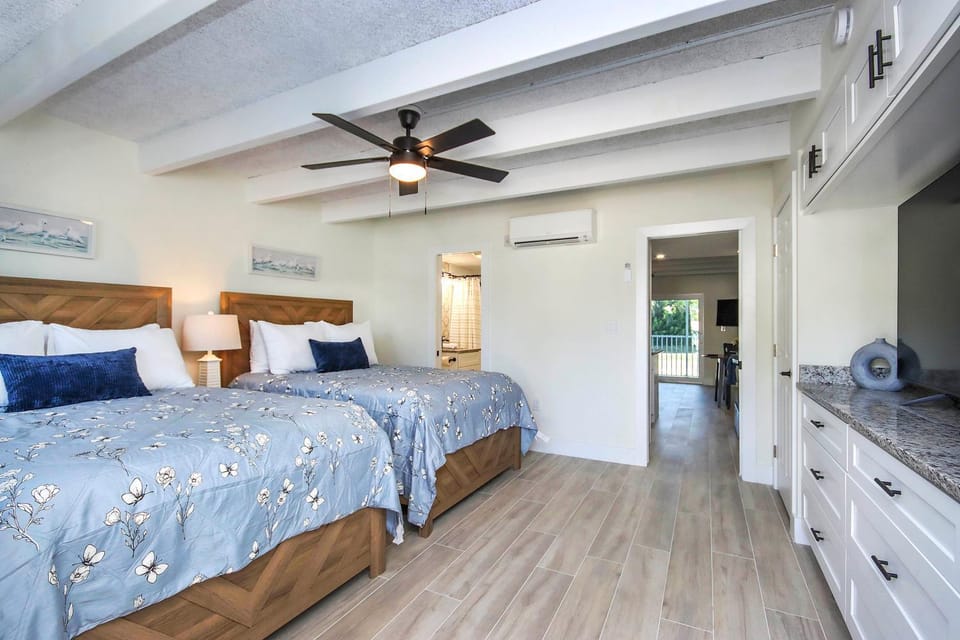 Bed, TV and multimedia, Photo of the whole room, Bedroom, wardrobe, air conditioner