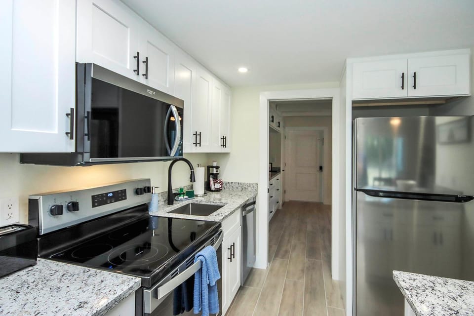 Kitchen or kitchenette, dishwasher, oven
