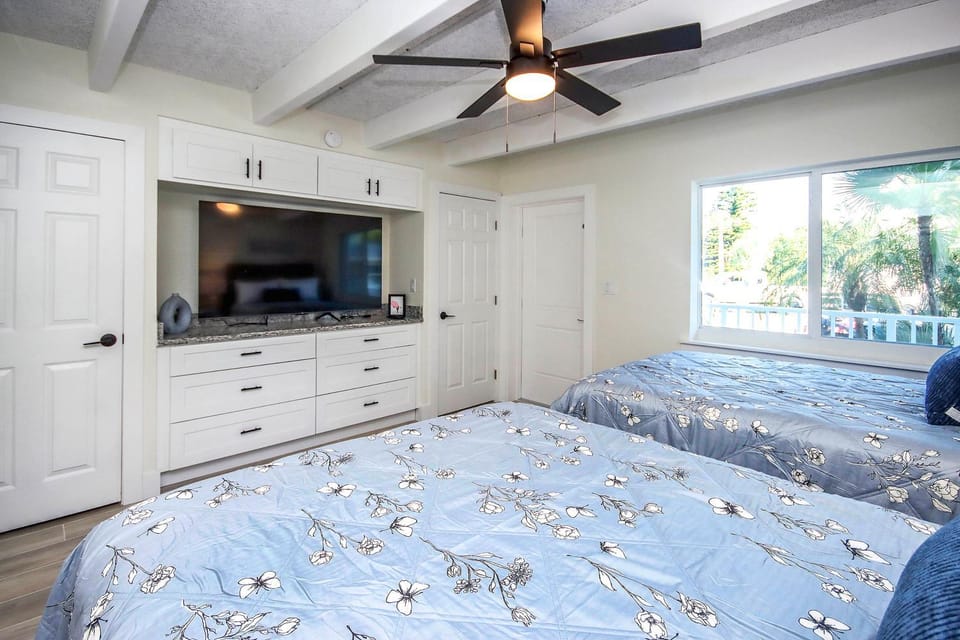 Bed, TV and multimedia, Photo of the whole room, Bedroom, wardrobe