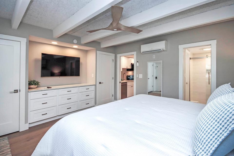 Bed, TV and multimedia, Photo of the whole room, Bedroom, wardrobe