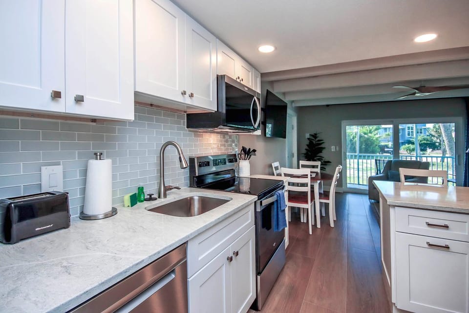Kitchen or kitchenette, dishwasher, oven