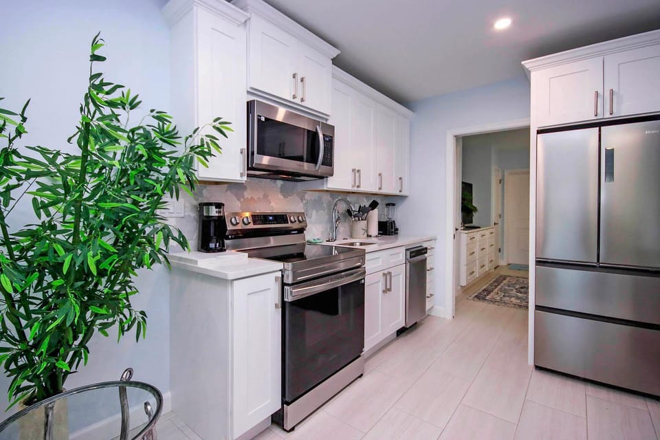 Kitchen or kitchenette, dishwasher, oven