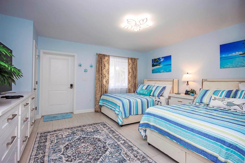 Bed, TV and multimedia, Bedroom
