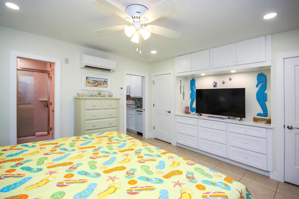 Bed, TV and multimedia, Photo of the whole room, Bedroom, wardrobe, air conditioner
