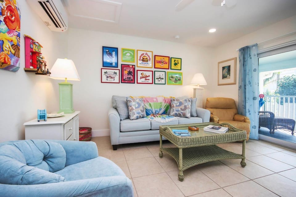 Living room, Seating area, air conditioner