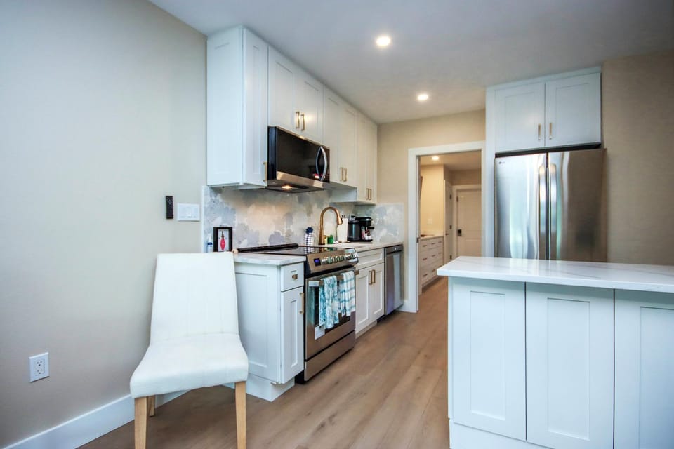 Kitchen or kitchenette, dishwasher, oven