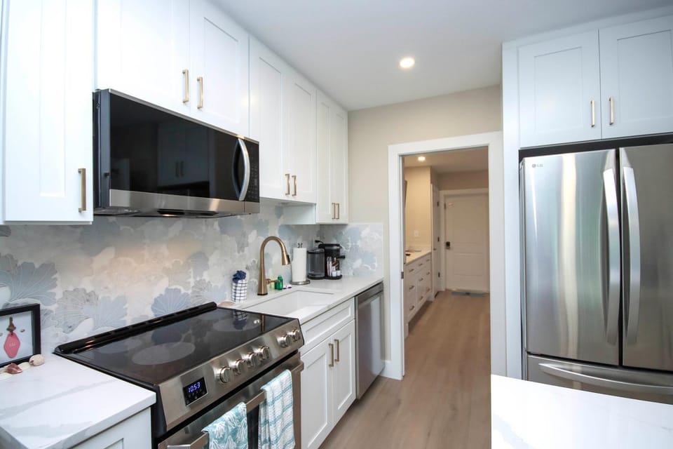 Kitchen or kitchenette, dishwasher, oven